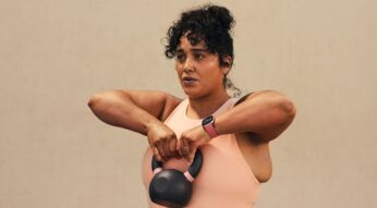 Frau trägt Fitbit Versa 4 beim Sport.