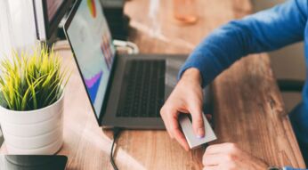 Mann lädt MacBook auf