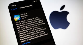 iPhone-Bildschirm zeigt Update-Hinweis für iOS 16, im Hintergrund Apple-Logo