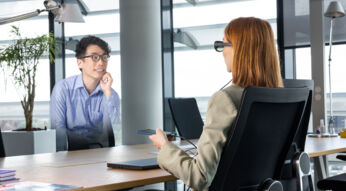 Eine Frau nutzt Hologramm-Telefonie