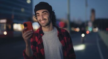 Mann benutzt seine Spar-App