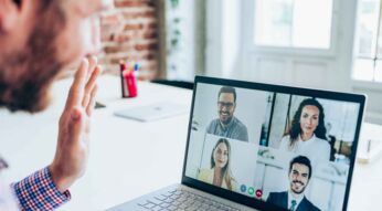 Ein Mann befindet sich in einem Online-Meeting