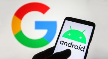 Google-Logo hinter einem Smartphone mit Android-Logo