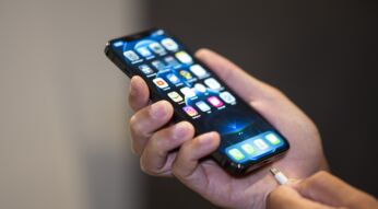 Ein iPhone mit Kabel