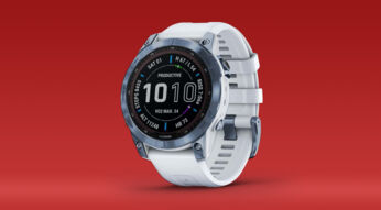 Smartwatch Garmin Fenix 7 Sapphire Solar vor rotem Hintergrund