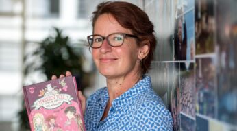 Margit Auer mit Buch