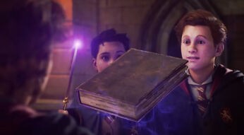 Drei Schüler und ein fliegendes Buch mit Zauberstab in Hogwarts Legacy