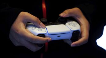 Mann hält PS5-Controller in der Hand