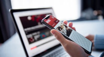 person liest neuigkeiten auf news app