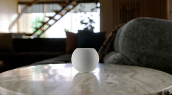 HomePod mini (weiß) auf Wohnzimmertisch