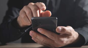 Mann tippt auf Smartphone