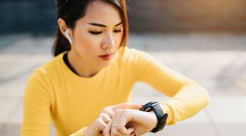 Frau schaut auf ihre Smartwatch