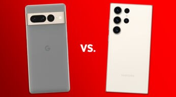 Smartphones Pixel 7 Pro und Galaxy S23 Ultra von hinten nebeneinander vor rotem Hintergrund