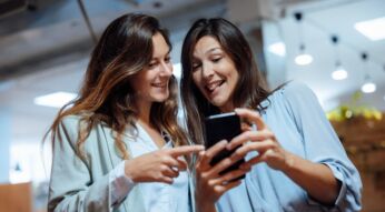 Zwei Frauen, ein Handy