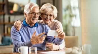 senior:innen benutzen smartphone zuhause