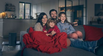 familie guckt filme mit gigatv und kabel