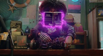 Layla sitzt im Schneidersitz auf einem Tresen und nutzt Telekinese, um ein Buch vor sich schweben zu lassen im Spiel Redfall Kritik