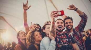 Eine Gruppe feiert auf einem Festival und genießt die mobilen Basisstationen von Vodafone