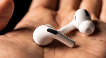 AirPods liegen in einer Hand