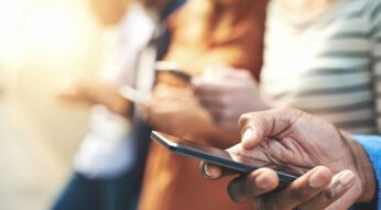 Mehrere Personen halten ihre Handys in der Hand