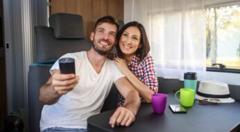 Ein Paar schaut im Wohnmobil fern