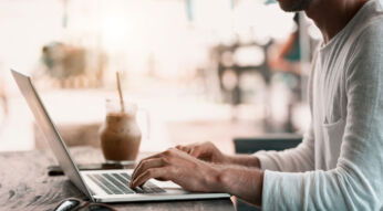 mann arbeitet im homeoffice die besten mobilfunktarife für digitale nomaden