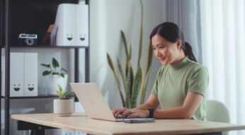 frau benutzt dsl internet zuhause