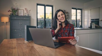 frau nutzt vodafone kabel anschluss zuhause