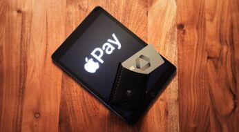 Ein iPad mit Apple-Pay-Symbol und Bankkarte