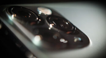 Kameramodul des iPhone 11 Pro in Großaufnahme mit Unschärfeeffekt