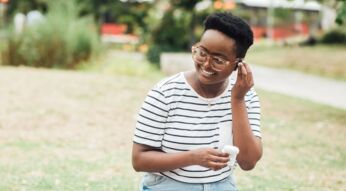 Frau trägt AirPods im Ohr