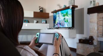 Eine junge Erwachsene zockt Spiele auf der Nintendo Switch