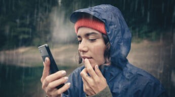 frau telefoniert im regen
