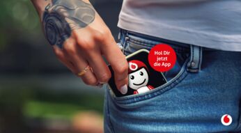 person nutzt sprachasssistent tobi in meinvodafone app