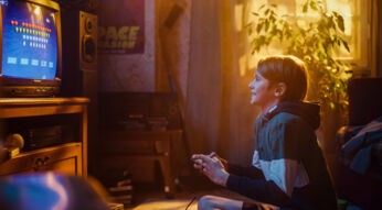 junge spielt in den 80er jahren videospiele daheim