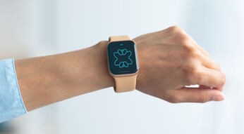 Weibliche Hand mit Smartwatch