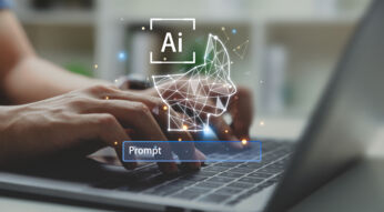 person gibt prompt für ki ein