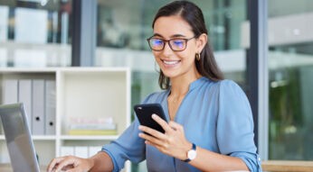 frau nutzt to-do-smartphone-app im büro