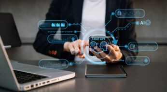 person nutzt chatgpt oder gpt-4o von openai auf dem smartphone