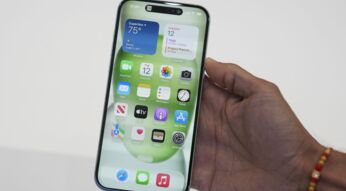 Mann hält das iPhone 15 Plus in der Hand.