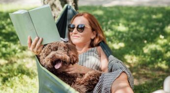 Frau liest Buch von Agatha Raisin