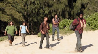 Fünf Überlebende des Flugzeugabsturzes in der Serie Lost kommen gerade aus dem Dschungel an den Strand gewandert. Sie tragen Rucksäcke. Allen voran geht