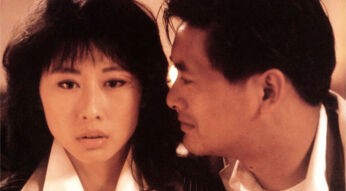 In "The Killer" von 1989 sitzen der Auftragskiller und die Sängerin Jennie nebeneinander, er schaut sie dabei an.