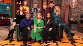 Der Cast von "LOL: Last One Laughing Halloween-Special" sitzt auf einer Couch.