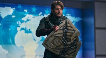 voughtrising-featured-soldier-boy-hält-sein-schild-hoch-amazon-studios