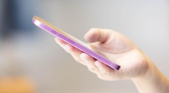 Menschliche Hand hält das iPhone 16.