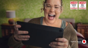 Im Bild des GoTestsieger-Artikels lacht eine Frau begeistert, während sie auf ein Tablet schaut. Im Hintergrund ist eine grüne, gemusterte Wand zu sehen. Oben rechts befinden sich zwei CHIP-Auszeichnungen, die Vodafone als führenden Internetanbieter in Deutschland kennzeichnen. Unten rechts ist der Vodafone-Slogan „Together we can“ zusammen mit dem Firmenlogo abgebildet.