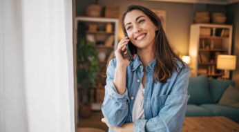 Eine Frau telefoniert mit ihrem Smartphone