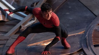 Auf dem Bild zu Spider-Man 4 ist Tom Holland als Spider-Man in einer angespannten Pose zu sehen. Er kniet kampfbereit auf dem Boden eines zerstörten, metallischen Untergrunds und blickt entschlossen nach vorne. Sein roter und schwarzer Anzug ist leicht beschädigt, was auf einen intensiven Kampf hindeutet. Die Szene wirkt dynamisch und zeigt Spider-Mans Entschlossenheit und Ausdauer im Kampf gegen Gefahren.