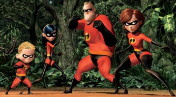 Auf dem Bild aus Die Unglaublichen posieren Violetta, Mr. Incredible, Elastigirl und Flash in einer kampfbereiten Haltung im dichten Dschungel. Alle tragen ihre roten Superheldenanzüge mit dem gelben "i"-Logo. Flash steht links mit energischem Blick, Violetta daneben mit einer angriffslustigen Handbewegung. Mr. Incredible zeigt eine kraftvolle Pose in der Mitte, während Elastigirl rechts entschlossen ist. Die Umgebung ist von üppigem Grün geprägt.